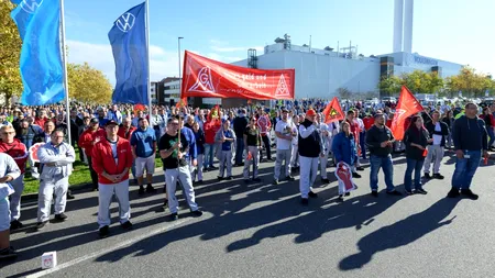Criză în GERMANIA /Grupul auto Volkswagen vrea să închidă cel puțin trei uzine