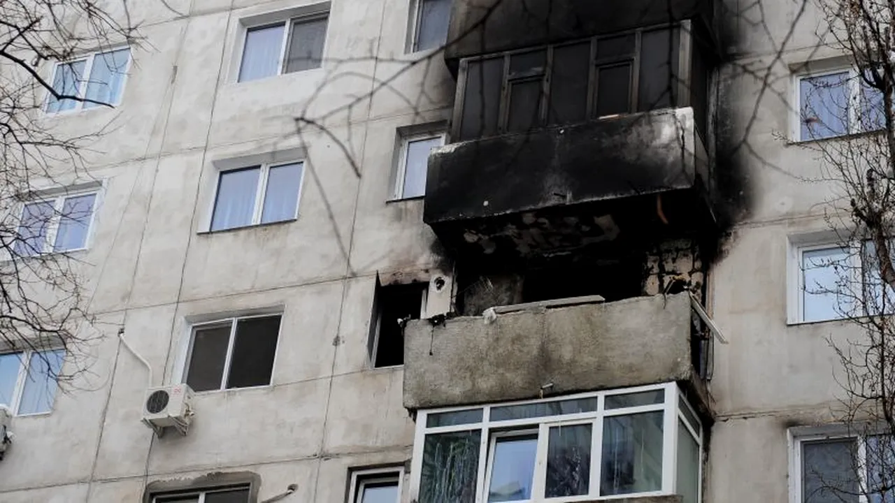 EXPLOZIE ÎNTR-UN BLOC. Două persoane au fost grav rănite și transportate la Spitalul de Arși din București