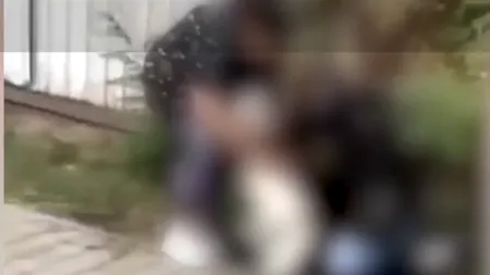 FOTO | Școlile din România, transformate în ring de box. O elevă de clasa a VIII-a, bătută crunt de colege, chiar lângă unitatea de învățământ