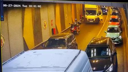 INCIDENT în Pasajul rutier UNIRII. O autospecială a lovit un ventilator automat, ce a căzut pe banda de circulație