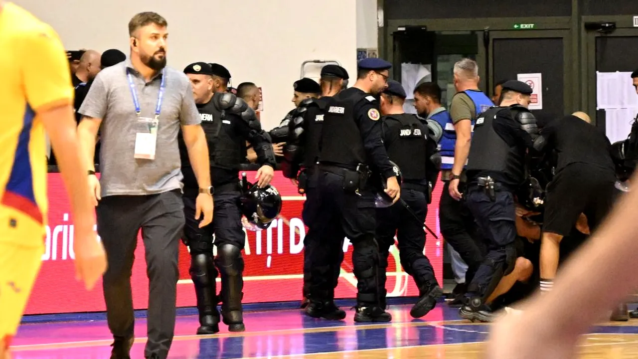 Ultrașii s-au bătut cu jandarmii la meciul de futsal România - Ungaria. Tricolorii au ratat calificarea la EURO 2026. VIDEO