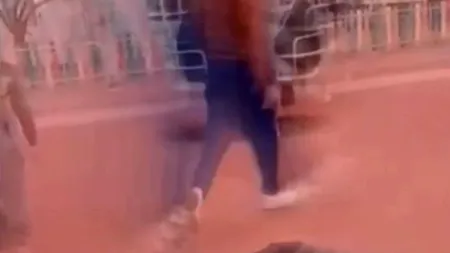 Mama copilului trântit la pământ într-un parc din Hunedoara, declaraţii incredibile despre unchiul fiului ei: “Nu este prima dată când îl bate!”