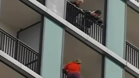 O femeie a amenințat că se aruncă de la etajul 14 al unui bloc din București. A renunțat la protest după 7 ore în care a stat atârnată de balustradă