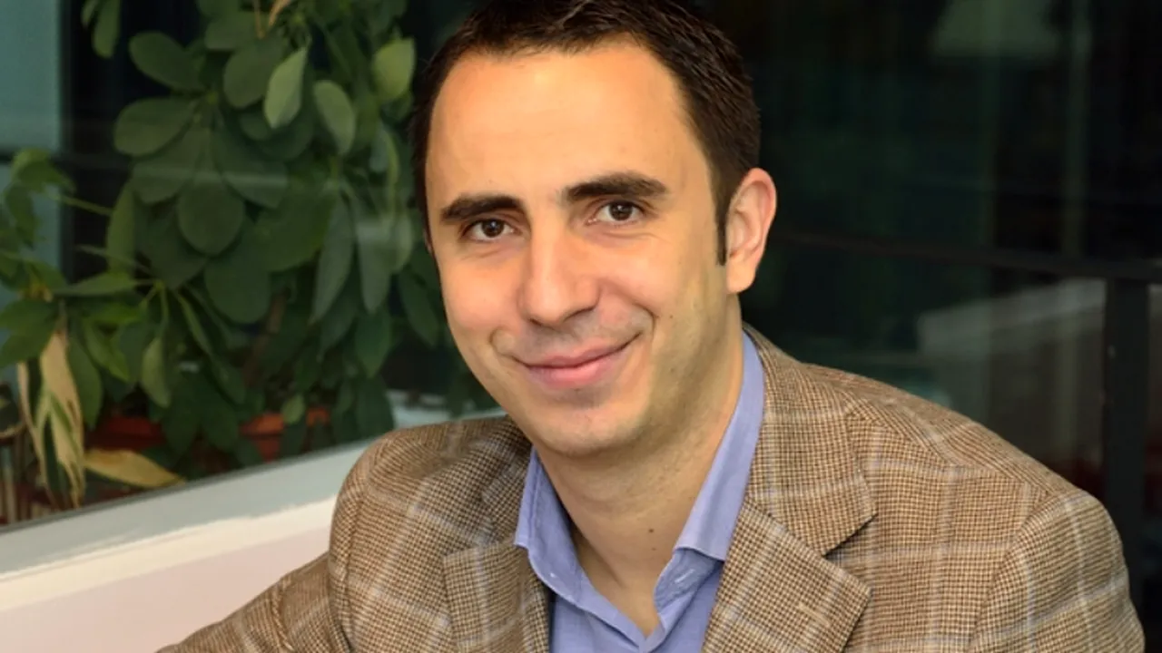 Acest român de 30 de ani a inventat o meserie nouă în magazinele Vodafone