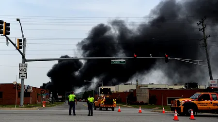Un tren care transporta substanțe chimice a deraiat și a provocat o explozie gigantică, în SUA. 