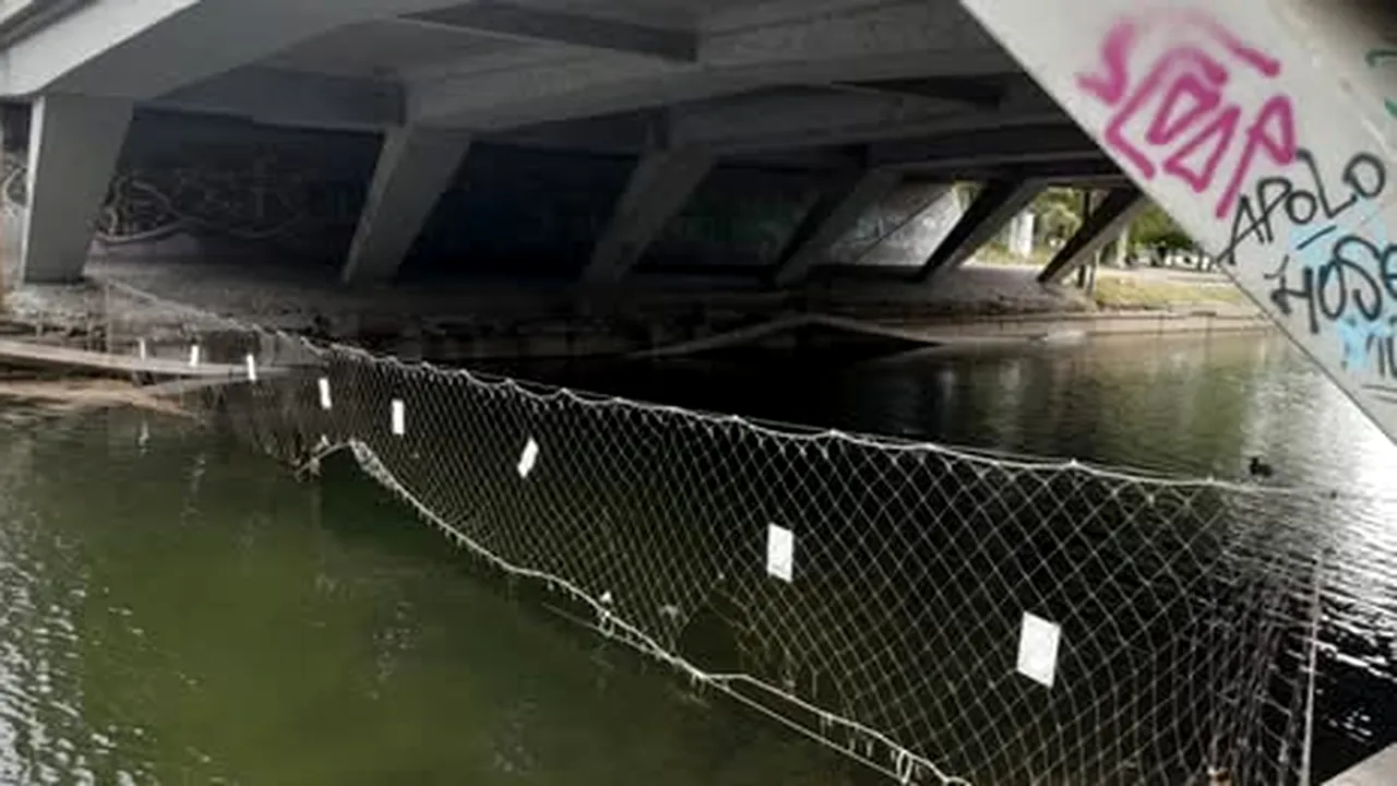 Podul IOR din Sectorul 3, București, intră într-o stare de degradare accelerată. Bucăți de beton din infrastructură se prăbușesc în lac