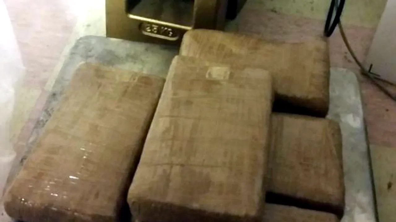 NARCOS pe Otopeni. O australiancă, prinsă cu trei kilograme de COCAINĂ în bagaje