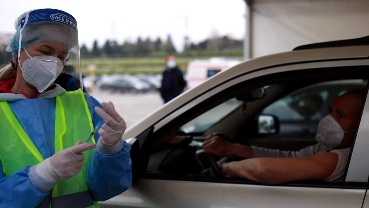 Peste 1.000 de persoane s-au vaccinat la centrul drive-thru din Piaţa Constituţiei, marți, în a treia zi de Paște. Este un record!