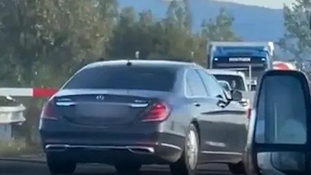 Imagini scandaloase din Satu Mare! Mașina vicepreședintelui Consiliului Județean, filmată făcând slalom printre barierele coborâte peste calea ferată! | VIDEO