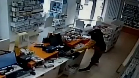 VIDEO | Imagini șocante cu jaful dintr-o farmacie din București. Un tânăr amenință farmacista cu un cuțit, apoi golește casa de marcat
