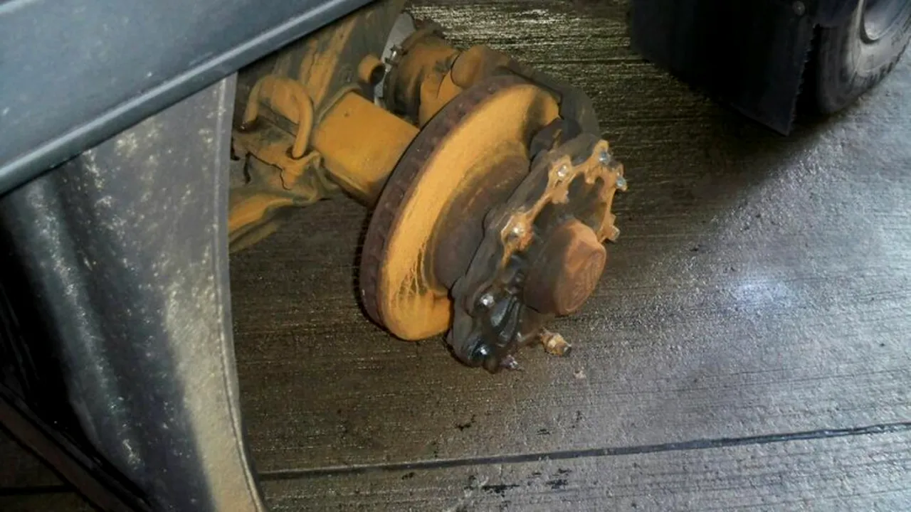 Un român conducea un TIR fără una dintre roți, pe o autostradă din Germania. Ce au mai descoperit polițiștii, când l-au oprit pe șofer