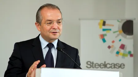 Șeful PNL Cluj-Napoca îi face cadou lui Boc o cravată roșie de pionier pentru acțiunile 