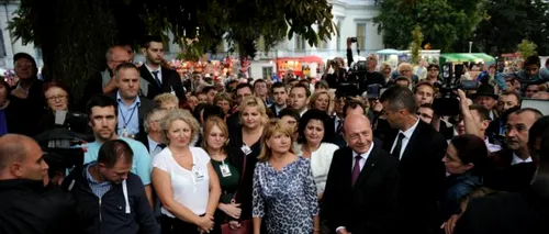 La Sânnicolau Mare, Băsescu a dezvelit o statuie. Președintele a fost rugat de un localnic să „ne scape de comuniști: „De zece ani muncesc la ei, dar și ei la mine
