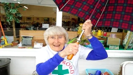 Salt cu parașuta la 89 de ani. Gestul incredibil al unei scoțiene pentru copiii sărmani din Timiș