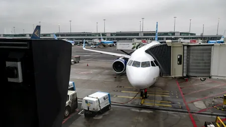 Un avion folosit în trecut de regele Charles și de Rishi Sunak a aterizat de URGENȚĂ după desprinderea unor geamuri