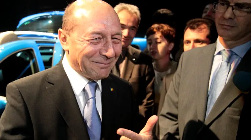 Băsescu, glumeț la ieșirea de la Consiliu, după prima zi de negocieri: E mai bine afară