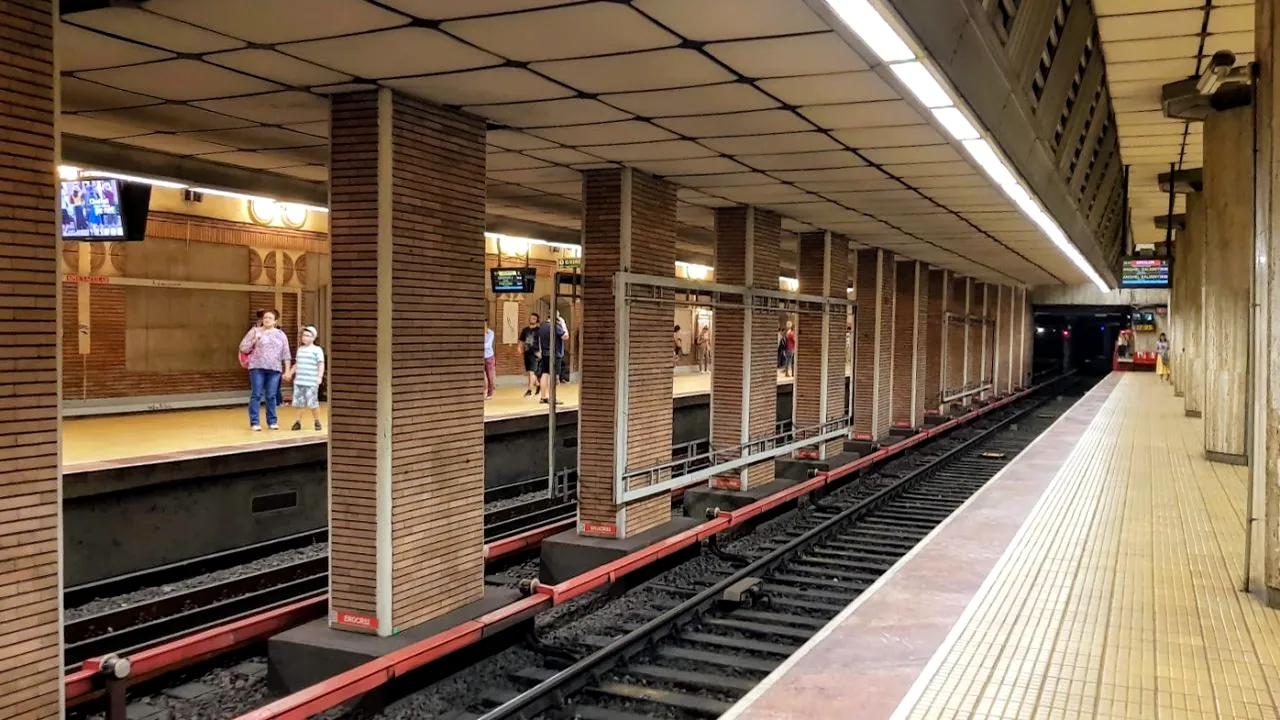 Incident la stația de metrou „1 Mai”. Călătorii au sunat la 112 după ce au văzut că iese fum din tunel / UPDATE: Circulația trenurilor, reluată