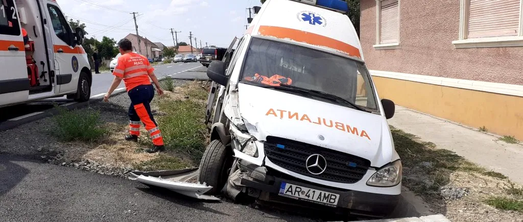 O ambulanță care se deplasa la o urgență s-a ciocnit de o mașină, în Vrancea. Șoferul autovehicului a fost grav rănit