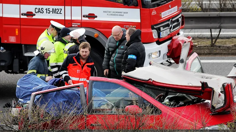 Accident cumplit în Cehia cu două vehicule înmatriculate în țara noastră: Patru români au murit pe loc iar trei au ajuns în spital