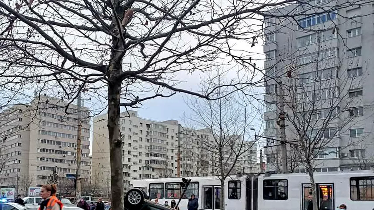 FOTO | Blocaj în zona Dristor din București, după ce un șofer a pierdut controlul volanului și s-a răsturnat