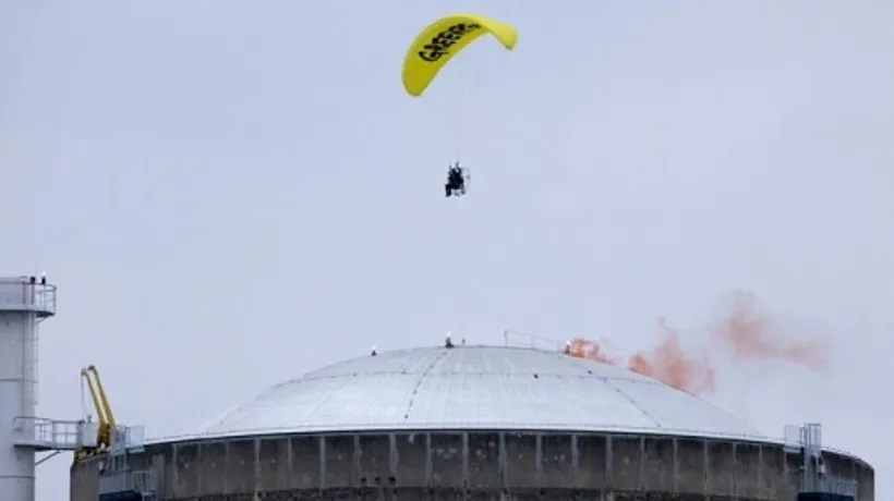 Un militant Greenpeace a intrat cu parapanta într-o centrală nucleară franceză