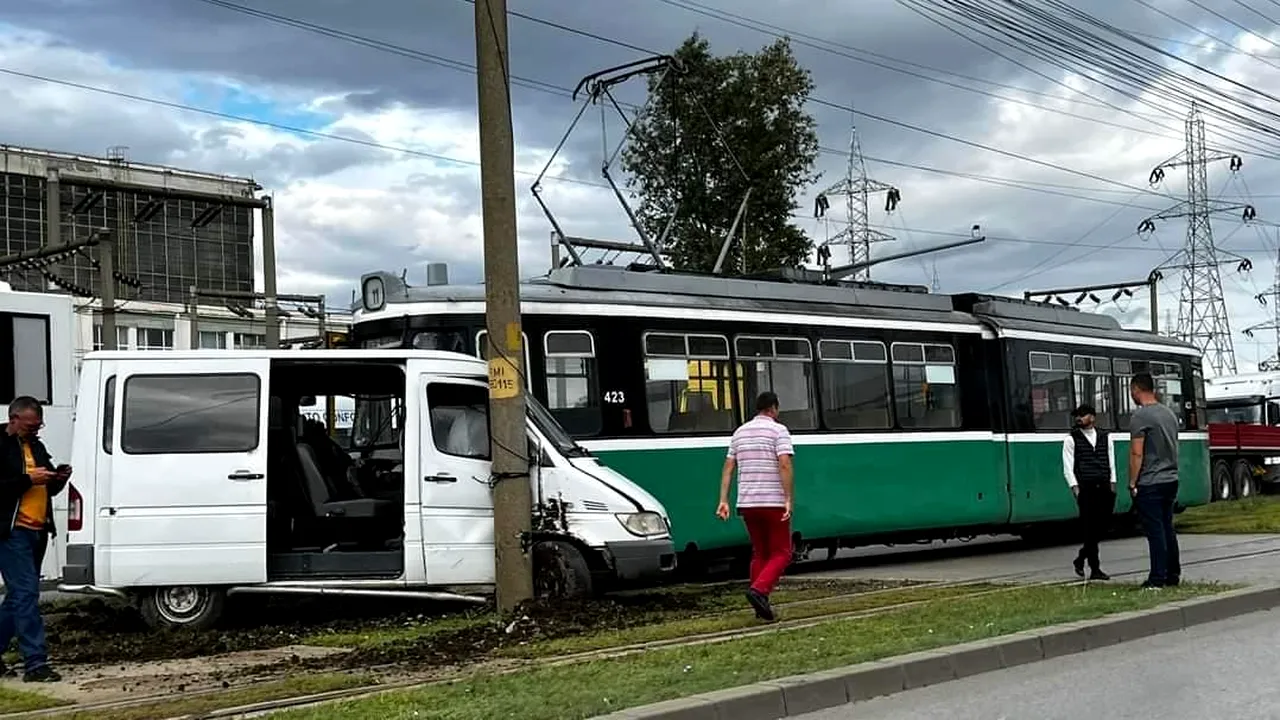 Trei persoane au fost rănite, după ce un microbuz a fost lovit de un tramvai în Iași