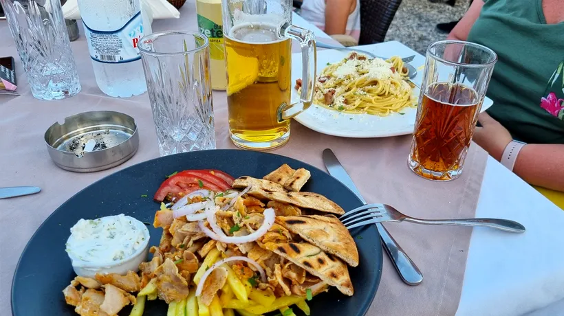 Ospitalitate grecească! Cum au fost umiliți 7 turiști români care au vrut să unească mesele într-o tavernă din Lefkada