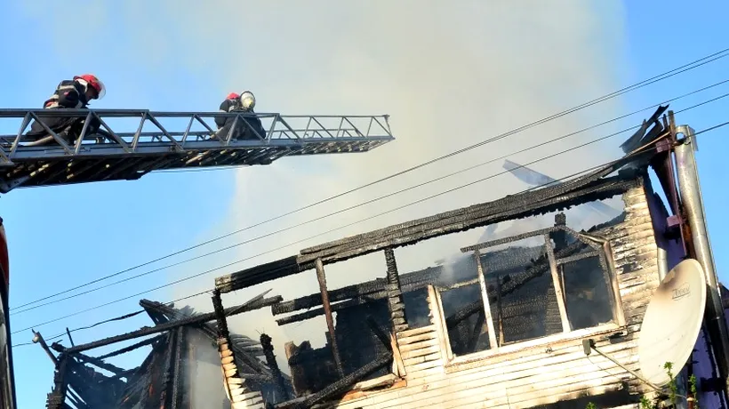 Incendiu puternic la mansarda unui bloc din Huși, locatarii au fost evacuați