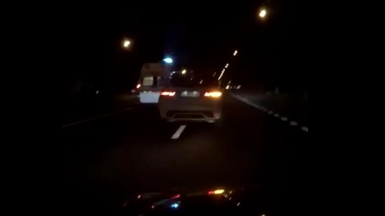 Un vitezoman depășește o ambulanță care se deplasa spre spital cu girofarele aprinse / Martorii susțin că, pe fondul nervilor, șoferul SUV-ului ar fi dat și „flash-uri
