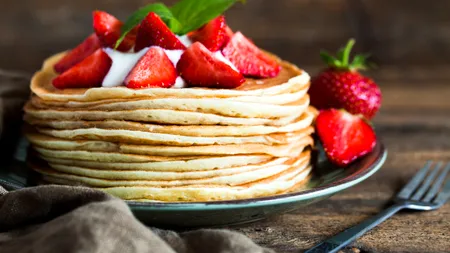 Cum prepari clătite franțuzești cu frișcă și căpșuni. Rețeta pentru o masă festivă