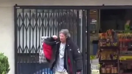 I-a dat 100 de dolari unui om al străzii. Ce a făcut acesta imediat după ce a primit banii l-a făcut pe „donator