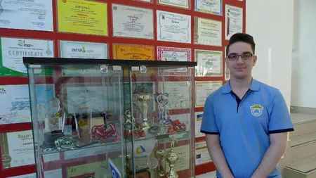 A fost operat de o tumoare osoasă și, în timp ce aștepta rezultatul biopsiei, a avut o idee ingenioasă. Povestea unui elev premiant din Constanța