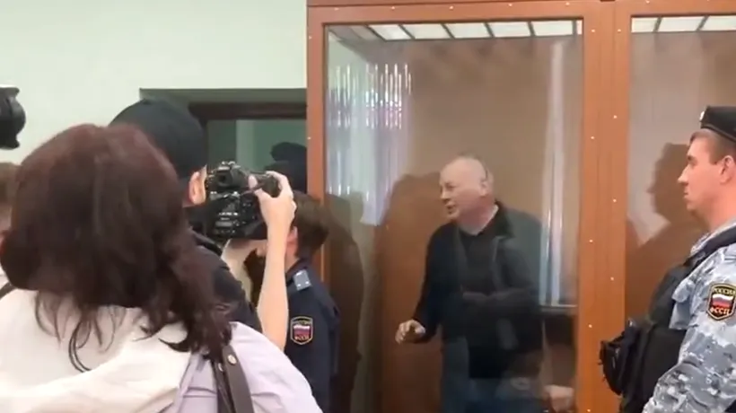 Judecat pentru ”justificarea terorismului”, activistul rus Mikhail Krieger a cântat imnul rezistenței ucrainene în fața instanței