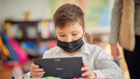 Un copil din patru a fost ameninţat cu bătaia pe reţele de socializare