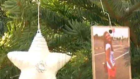 Părinții care și-au pierdut Crăciunul pentru totdeauna: rudele victimelor de la Colectiv au ornat un brad cu fotografiile acestora