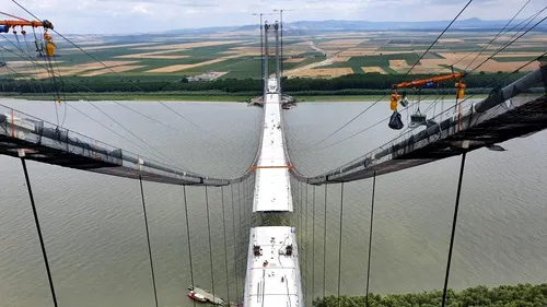 FOTO | Noi imagini spectaculoase cu cel mai mare pod din România și al treilea din Europa: „Ultimul segment de tablier metalic al Podului peste Dunăre se montează marți”