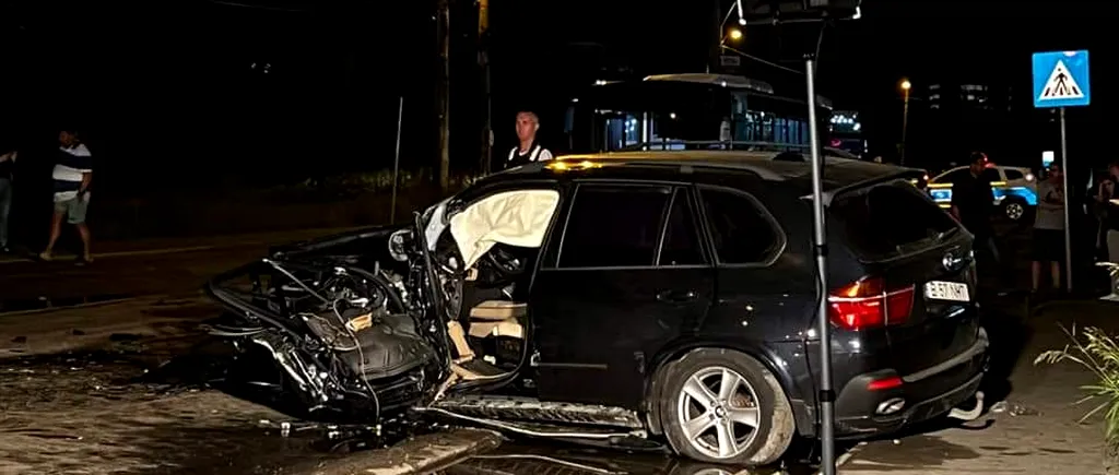 GALERIE FOTO | Șoferul unui BMW a murit după ce a intrat frontal într-un autobuz din Capitală