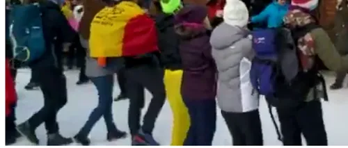 Zeci de tineri au jucat Hora Unirii la 1.700 de metri, în Masivul Postăvarul | VIDEO