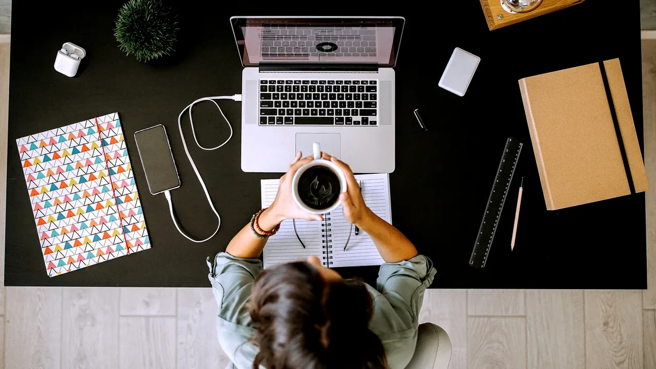 Părinții care au în întreținere copii cu handicap pot munci 8 zile/lună de acasă. Legea a fost promulgată de Nicușor Dan