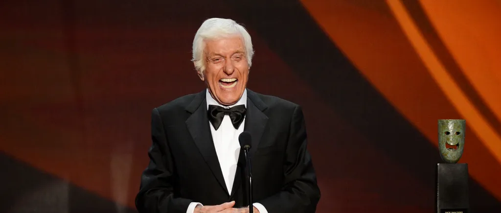 Actorul Dick Van Dyke, salvat în ultima clipă din automobilul său cuprins de flăcări, cu puțin timp înainte ca mașina să explodeze