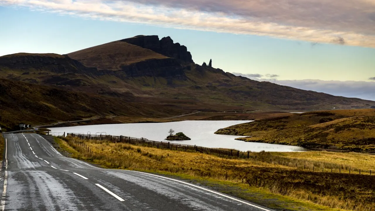 Insula cunoscută și drept „paradisul” pasionaților de viteză. Șoferii își pot testa performanțele mașinilor, aici