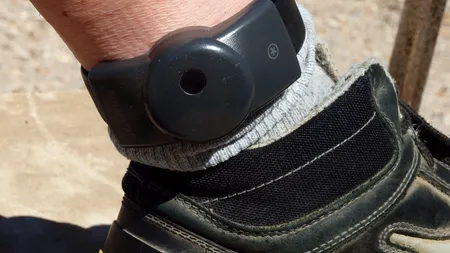 Cine este primul deținător al unei brățări electronice din Sibiu. De la ce i s-a tras totul