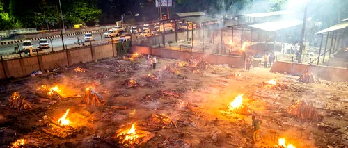 Situație tot mai gravă în India din cauza COVID. Cadavrele sunt acum incinerate în parcuri și pe străzi, din cauza lipsei de spațiu din crematorii | VIDEO, GALERIE FOTO