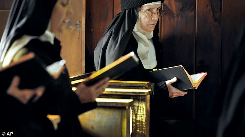 Falsă călugăriță, care cerea bani pentru slujbe și rugăciuni, reținută pe Aeroportul Iași