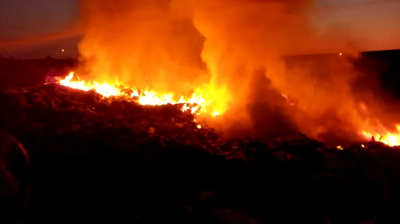 Pompierii din Vaslui sunt în alertă: Incendiu puternic la o groapă de gunoi - FOTO