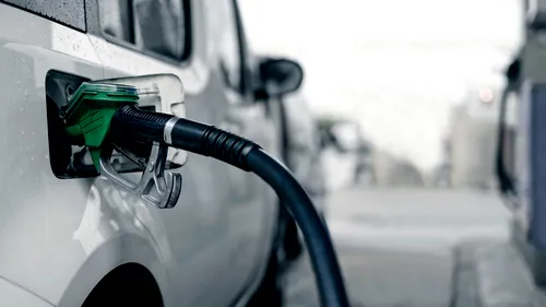 Prețul benzinei crește în Europa la cel mai înalt nivel din ultimii ani, în ciuda scăderii cererii. Care sunt cauzele și până când va dura trendul