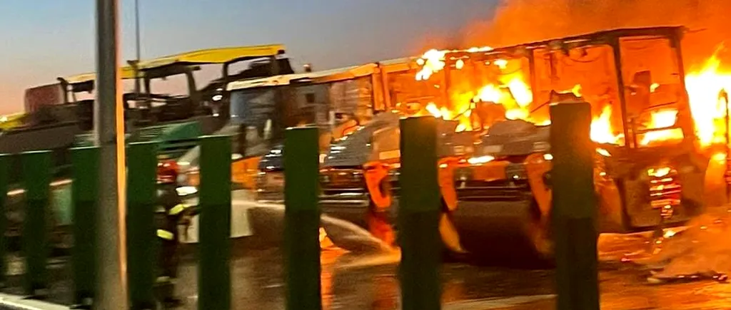 VIDEO | Patru utilaje de asfaltare de pe șantierul Drumului Expres Craiova-Pitești au luat foc, între Balș și Pielești. „Au fost distruse în proporție de aproximativ 70%”
