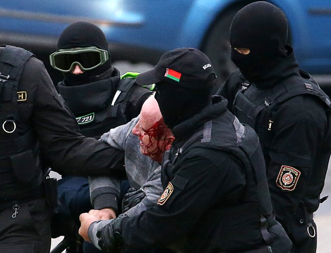 Protestele din Belarus: Poliția are voie să folosească arme militare! Sute de protestatari au fost bătuți și arestați duminică - FOTO