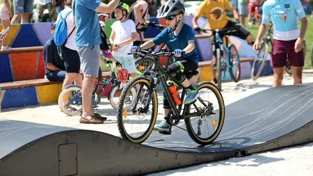 FOTO | Primul pumptrack din București. Copiii și adulții au la dispoziție o pistă de 42 de metri pe care să se plimbe cu bicicletele sau rolele/ Primarul Ciprian Ciucu s-a dat cu skateboard-ul la evenimentul de lansare