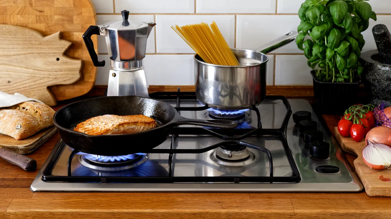 Studiu alarmant: Aparatele de gătit cu gaz pot fi mai nocive pentru sănătate decât traiul într-un oraș poluat. Dioxidul de azot irită plămânii și poate ajunge în sânge, crescând riscul de boli de inimă, cancer și Alzheimer